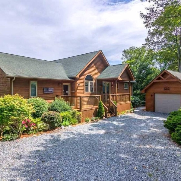 A Bear's Eye View - 10 min to Boone, Views, pets OK, pool table, hot tub!