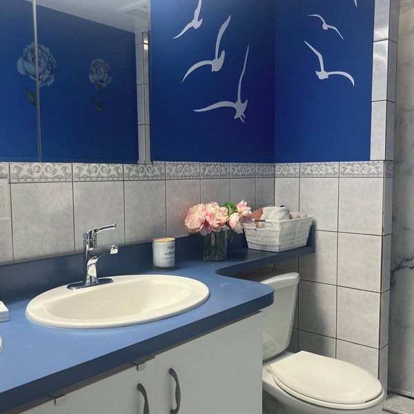A beautiful 3 bdrm apt, located 10' from Pearson Airoport