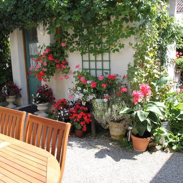 A Charming Charentaise Converted Barn with courtyard garden and barbecue