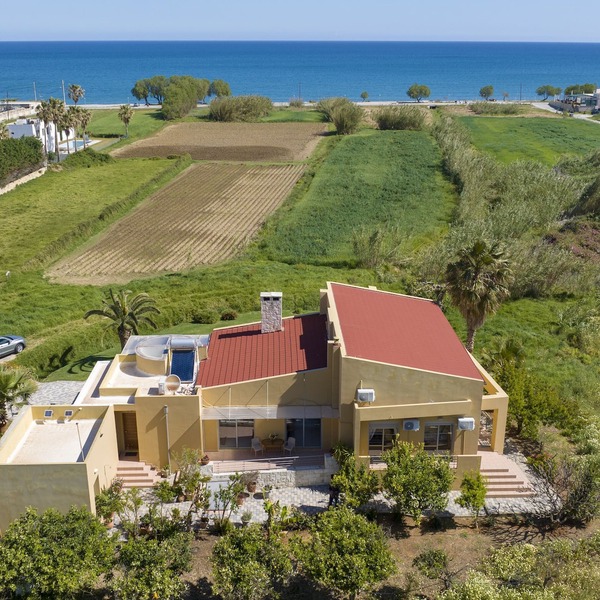 A comfortable,sunny villa in nature,listening to the sound of the sea!