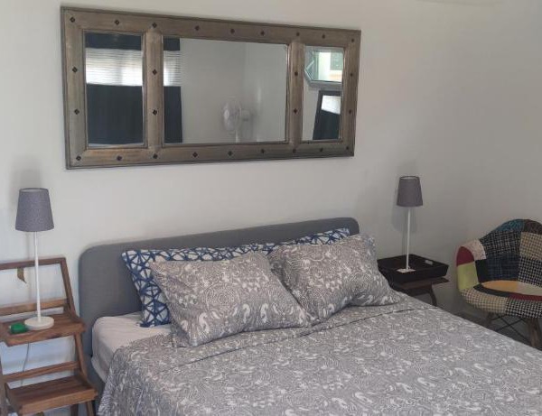 A Cosy Studio Cottage in Biot..