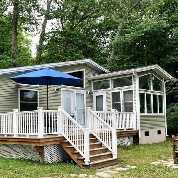 A delightful cottage set on the east shore of Cayuga lake!