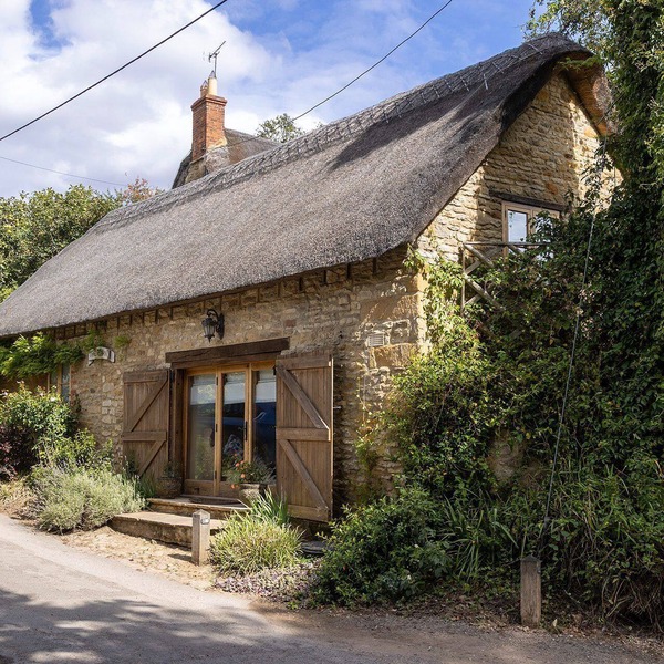 A delightful dog friendly thatched holiday cottage - The Barn by the Ford