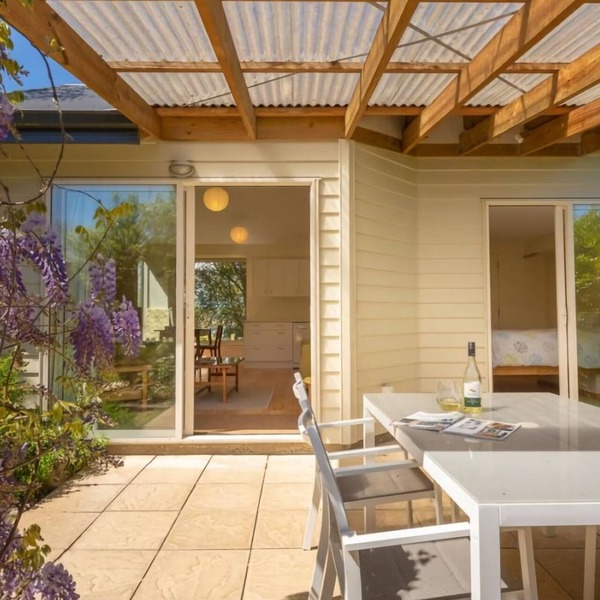 A delightful studio in idyllic Mapua Village, perfect from which to explore the Tasman region