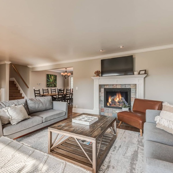 A Downtown Edmonds Kind of Stay! Spacious 4Bedroom+2.5Bath Close to Everything.