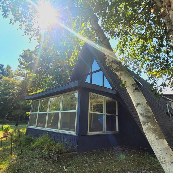 A Frame cabin with a short stroll to a gorgeous sandy beach!
