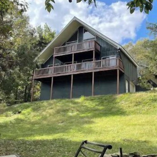 A-frame house (.3 miles) to Center Hill Marina