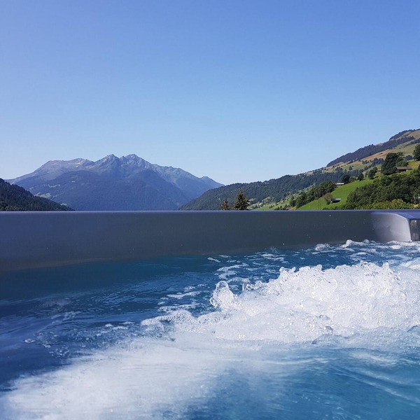 A hidden paradise with 10-seat Jacuzzi and outdoor sauna, beautiful view