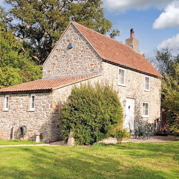 A lovely cottage with countryside views in an ideal location.