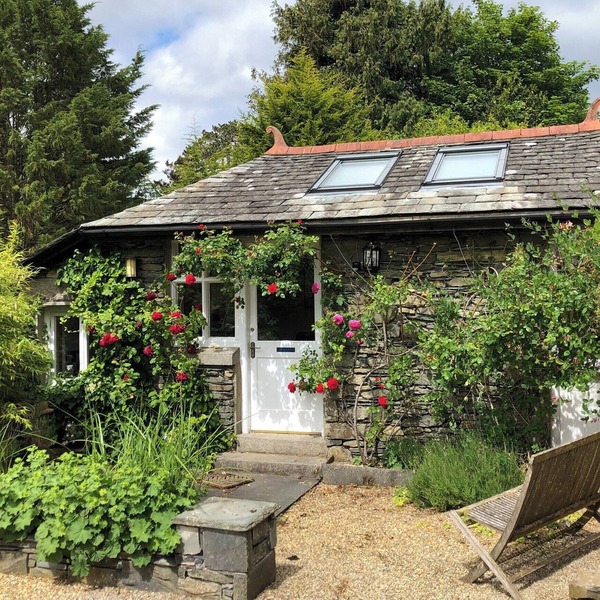 A lovely open plan detached cottage in a rural location.
