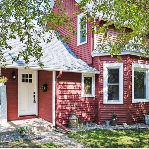 A meticulously restored farm house with a blend of vintage charm & modern luxury