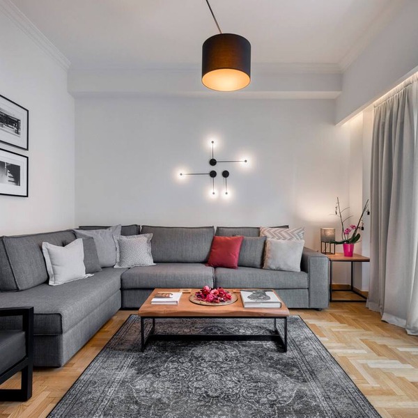 A MINIMAL HAVEN BETWEEN THE ACROPOLIS AND SYNTAGMA