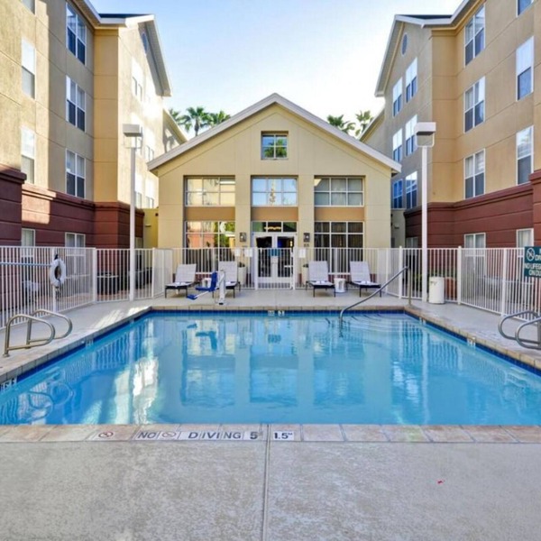 A Place You'll Surely Enjoy! Free Breakfast, Full Kitchen, Outdoor Pool!