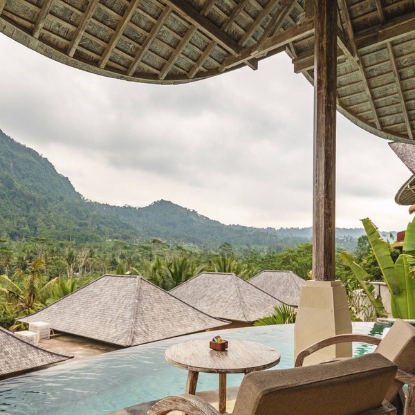 A resort that has a 360° panoramic hillside and surrounded by rice fields