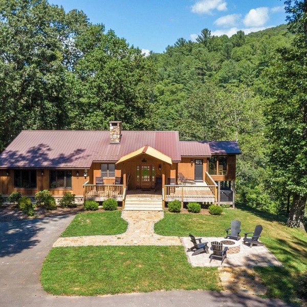A River Cliff View- 5 acres, riverfront, hot tub, firepit, pet friendly