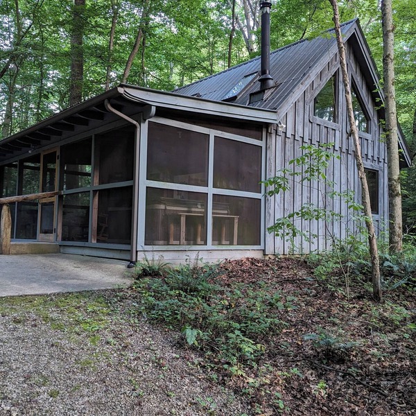 A secluded couples retreat set in a mature forest in the beautiful Hocking Hills