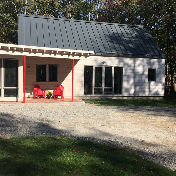 A second floor apartment with en-suite near UNE, Southern Maine beach’s.