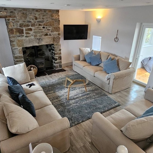A spacious, detached, modernised cottage near Abersoch with stunning sea views.