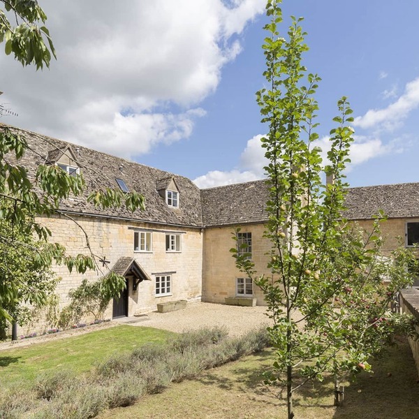A sudeley castle cottage that sleeps 14 guests in 7 bedrooms