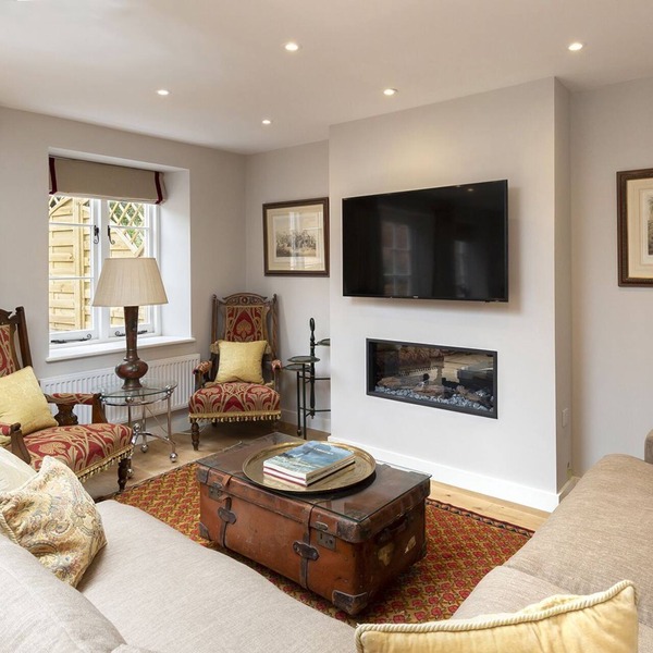 A sudeley castle cottage that sleeps 7 guests in 4 bedrooms
