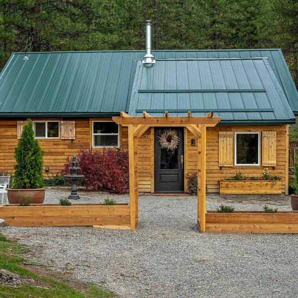 A unique couples retreat nestled at the base of Rathdrum Mountain. Outdoor Sauna