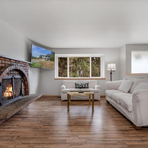 A very large 2 level 4 Beds 2 Baths Entire House