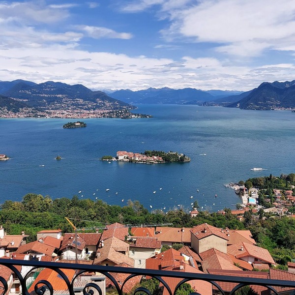 A window 2 overlooking Lake Maggiore!