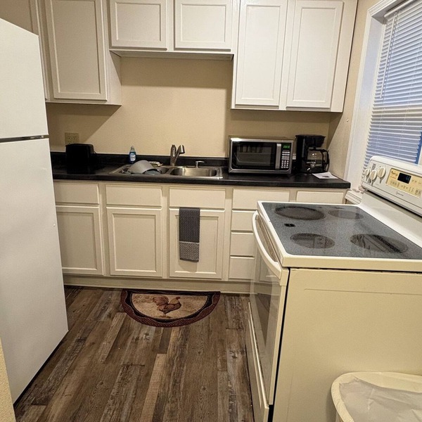 Above It All. Chic 2-BR Apt with AC, WiFi in Bedford. We are hands on Owners.