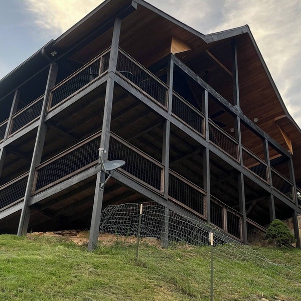 Above the CloudsnMountain top chalet with million dollar views on 4 acres