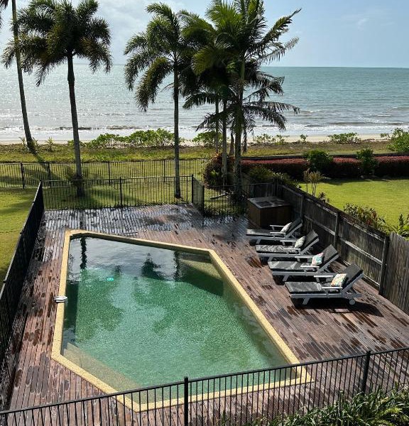 ABSOLUTE BEACHFRONT BLISS - NEWELL BEACH - 10 Metres to the Ocean