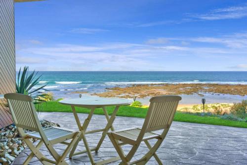 Absolute Beachfront l Couples Getaway