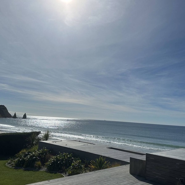 ABSOLUTE BEACHFRONT LUXURY ACCOMODATION Entire home with Private Beach Access