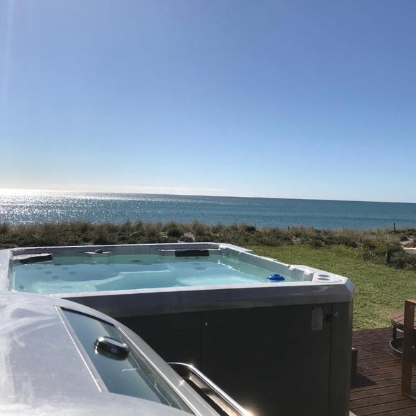 ABSOLUTE BEACHFRONT TINYHOUSE, STUNNING VIEWS, SPA POOL, BBQ, FREE WIFI AND SKY TV!!