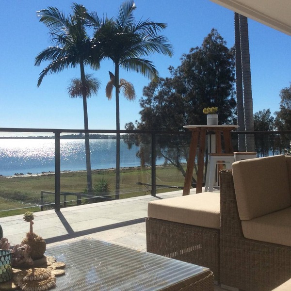 Absolute lakefront and minutes to beach- families, couples and small groups