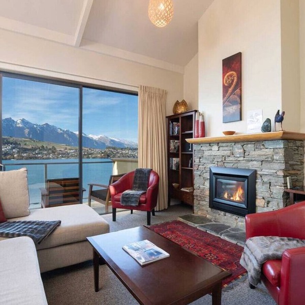 Absolute Lakeside - Stunning Views & Close To Town