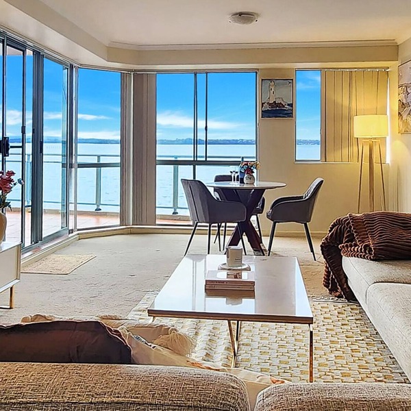 Absolute Waterfront w Balcony Outdoor Pool Secure Parking Wi-Fi