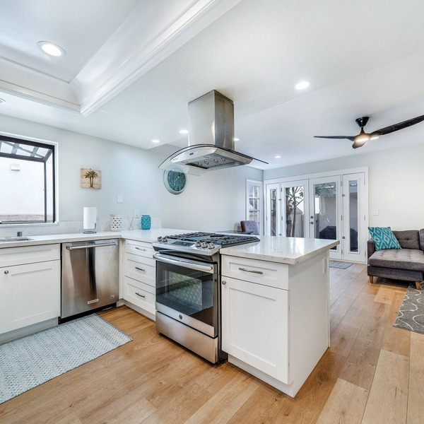 AC, spa, bikes, deck, Steps to beach and shops