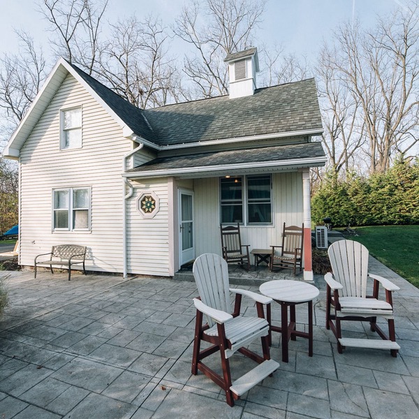 Adjacent to beaches, 3 minute walk to downtown, Quiet Atmosphere, FREE WIFI