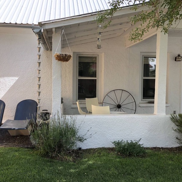 Adobe in Prime location in heart of Marfa, Steamshower, Fantastic Porch