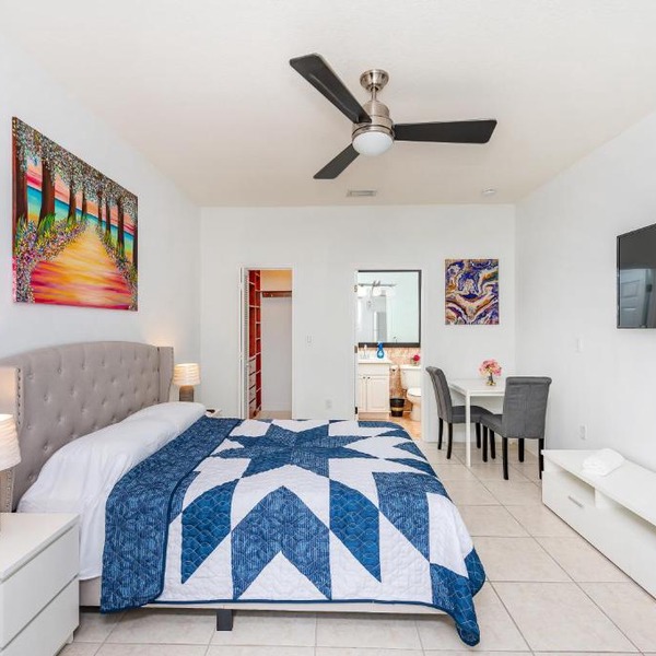Adorable 1 bedroom studio with private entrance.