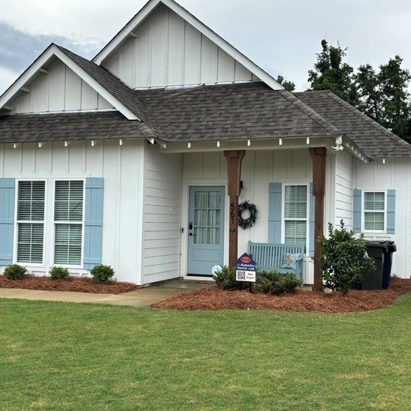 Adorable Single Level Cottage with Covered Porch Close to Campus
