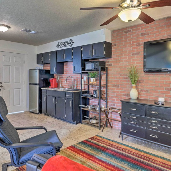 Adorable Studio: Quick Ride to Downtown Austin!
