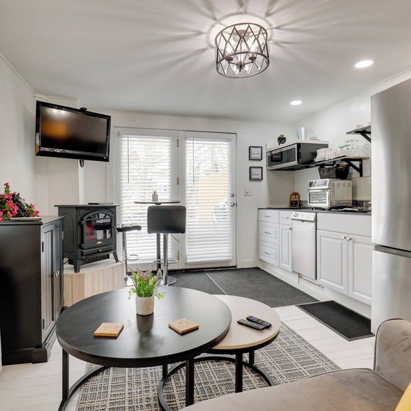 Adorable Walkable Paradise w/Deck & Pool!