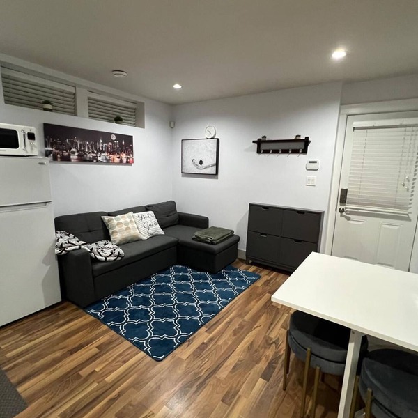Affordable, clean, spacious, private guest suite 2 bedrooms+sofa bed/1 full bath
