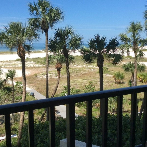 AFFORDABLE LUXURY DIRECTLY ON THE GULF OF MEXICO.