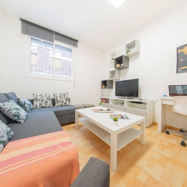 Ahllenrock – Modern apartment in Cornellà, close to the metro and airport