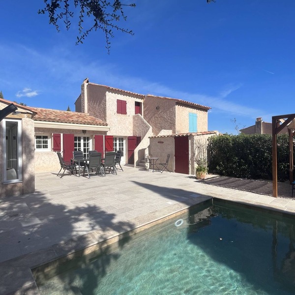Air-conditioned quiet vacation home with private pool 2 mn. from the village