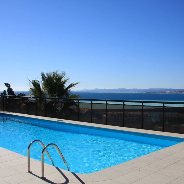 Air Conditioned Apartment with Panoramic Sea Views, Communal Pool & Free Parking