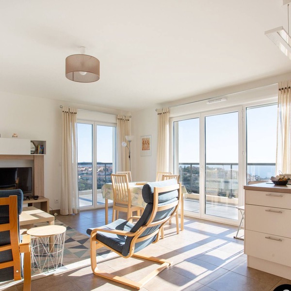 Air-conditioned apartment with pool, garage in a luxury residence