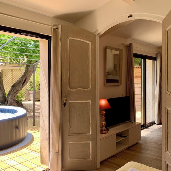 Air-conditioned flat garden & SPA + private parking countryside calm, bright.
